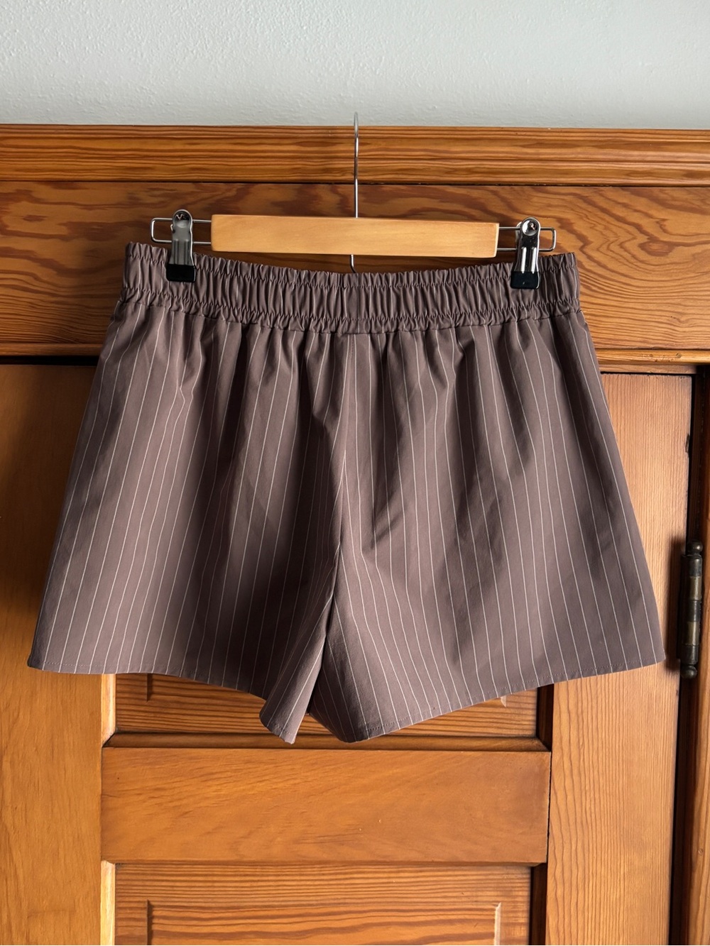 Alo Yoga Pinstripe Daylight Boxer Short in Mushrooms/Ivory Size Small - Picture 3 of 4